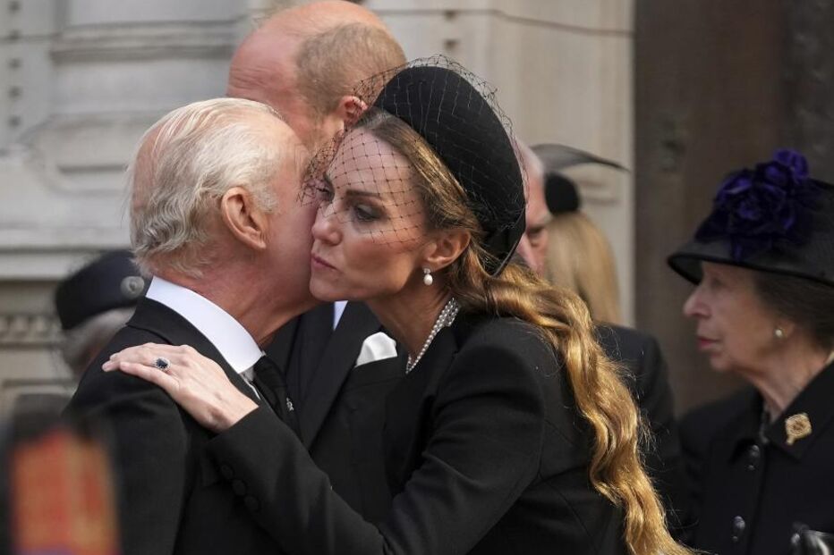 Kate Middleton cumprimenta um membro da realeza num evento solene