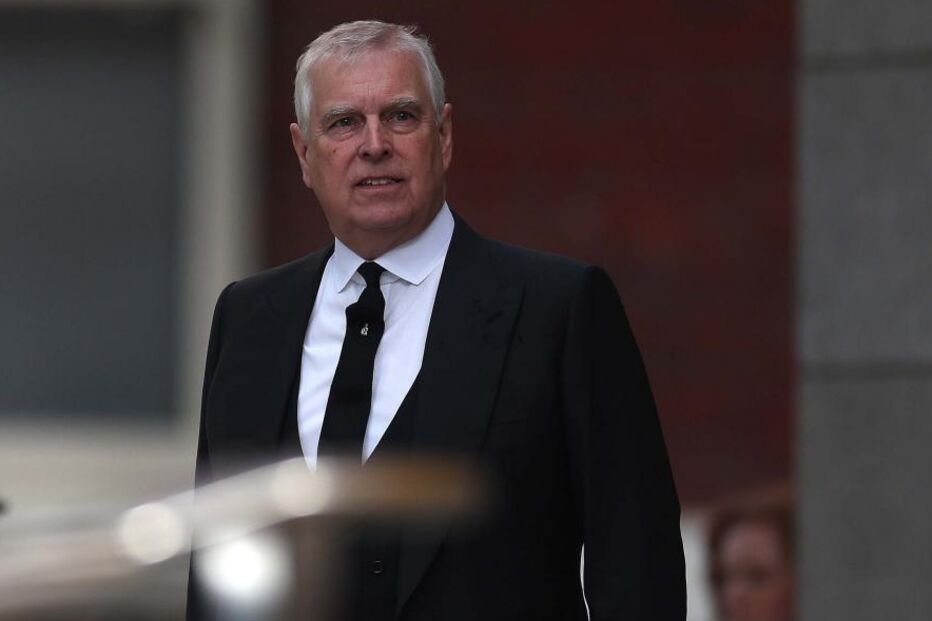 O príncipe André surge num evento formal com fato e gravata pretos