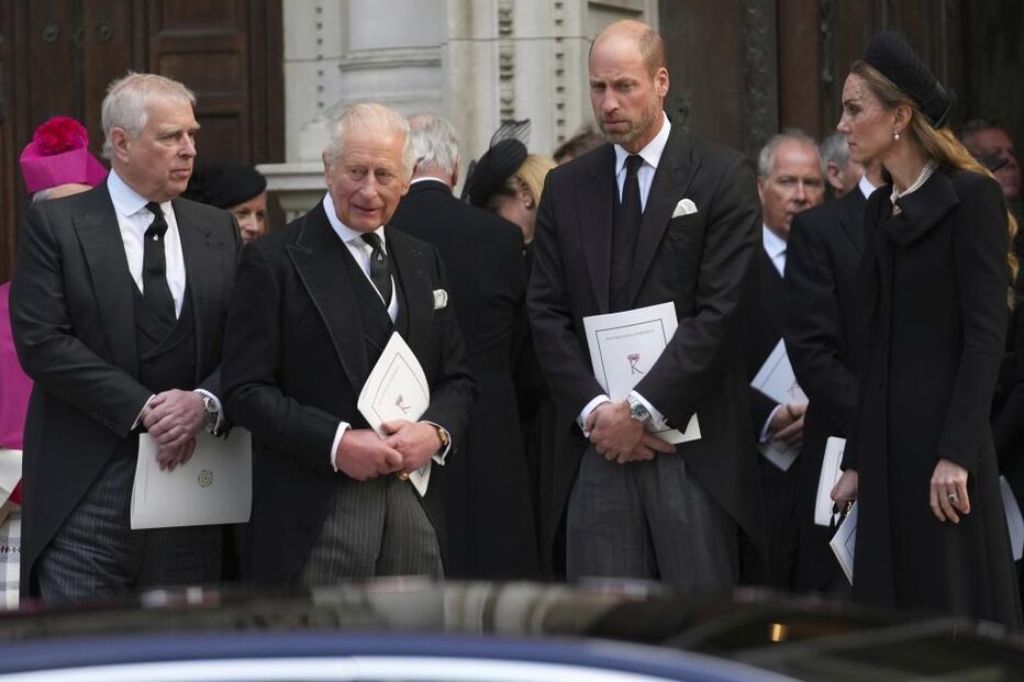 A família real britânica reunida num evento formal