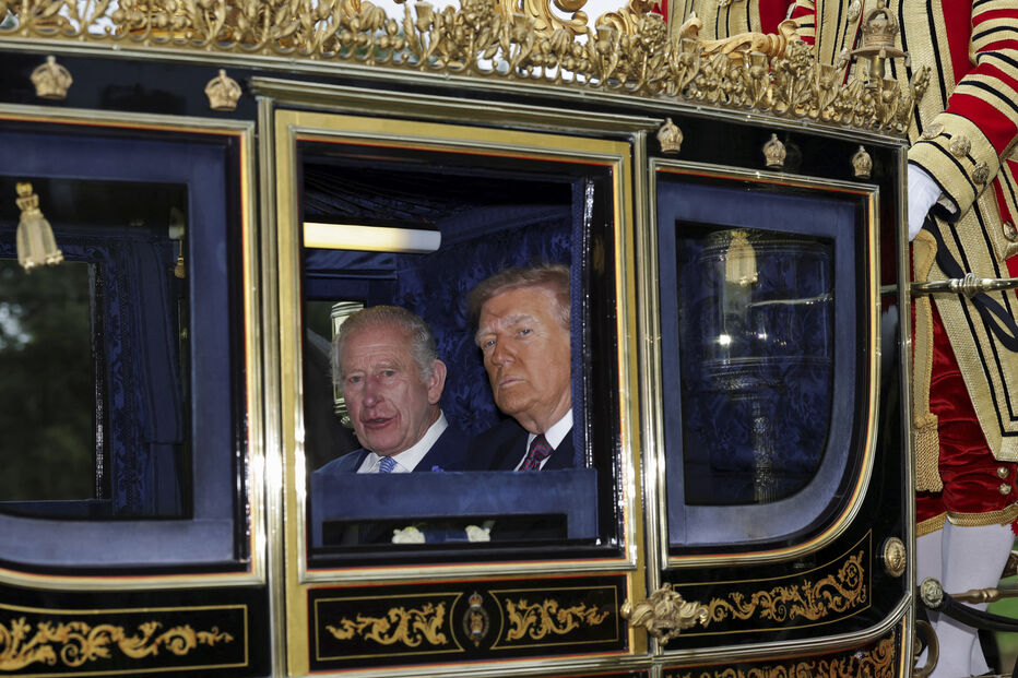 Donald Trump e Carlos III numa carruagem puxada por cavalos