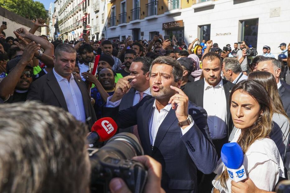 Manifestação de imigrantes acaba em contestação após Ventura aparecer