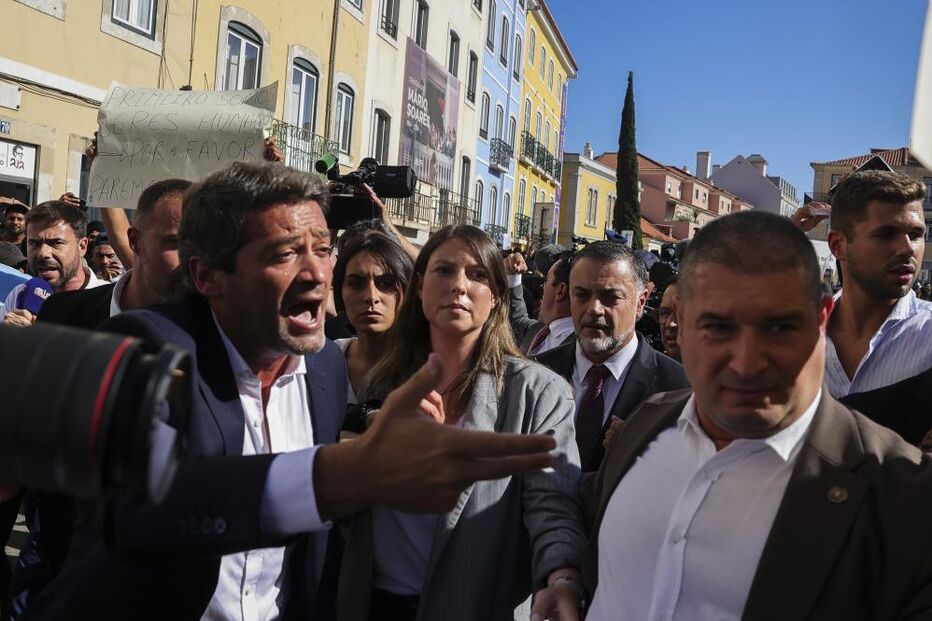 Manifestação de imigrantes acaba em contestação após Ventura aparecer