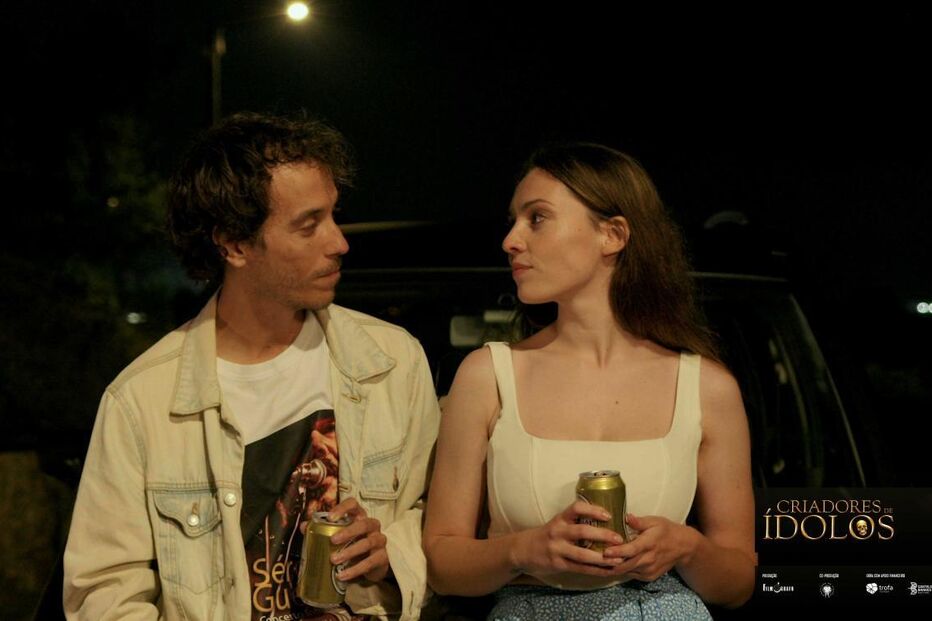 CRIADORES DE ÍDOLOS: dois jovens partilham um momento de cumplicidade