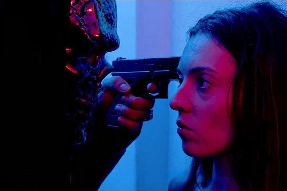 Mulher sob ameaça com arma apontada à cabeça