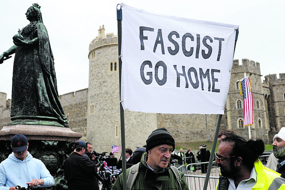 Manifestantes protestam contra visita de Trump ao Reino Unido com cartaz 