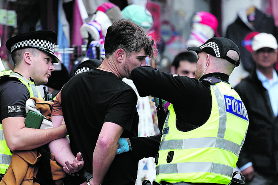 Polícia prende manifestante durante visita de Trump ao Reino Unido
