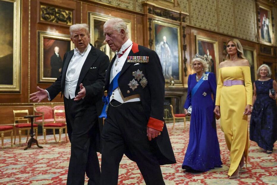 Donald Trump acompanhado pelo rei britânico Charles III , Melania Trump e a rainha Camilla 