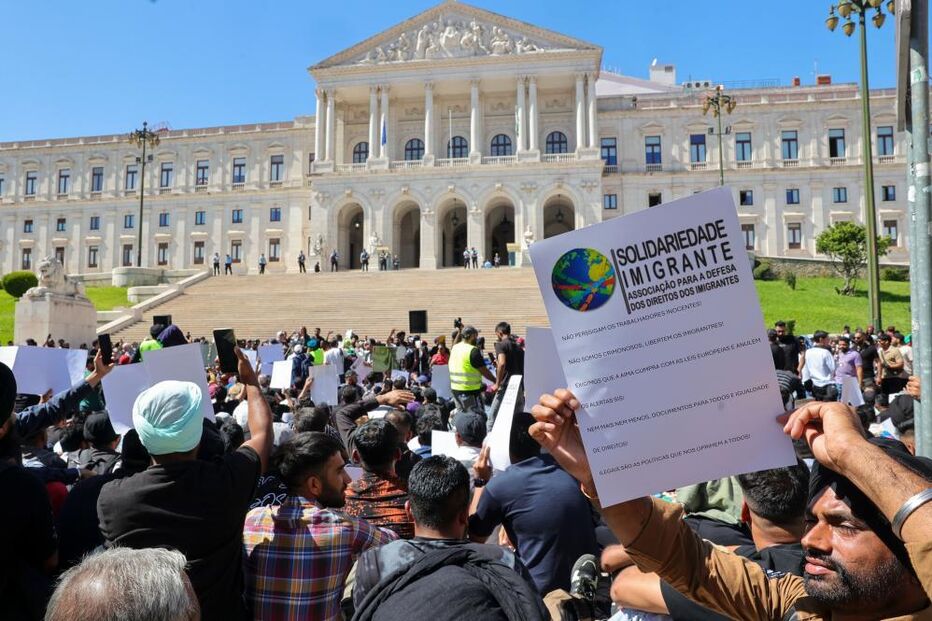 Manifestação sobre imigração no exterior da Assembleia da República