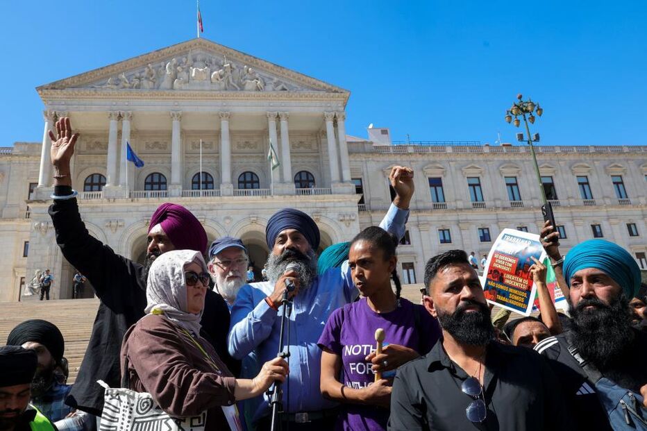 Manifestação sobre imigração no exterior da Assembleia da República
