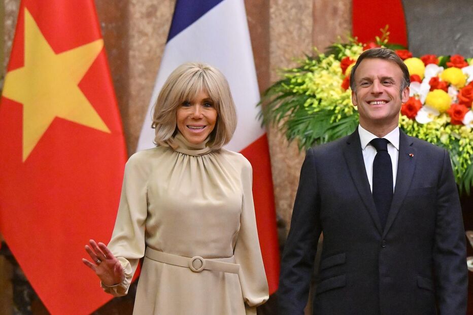 Brigitte e Emmanuel Macron posam juntos num evento