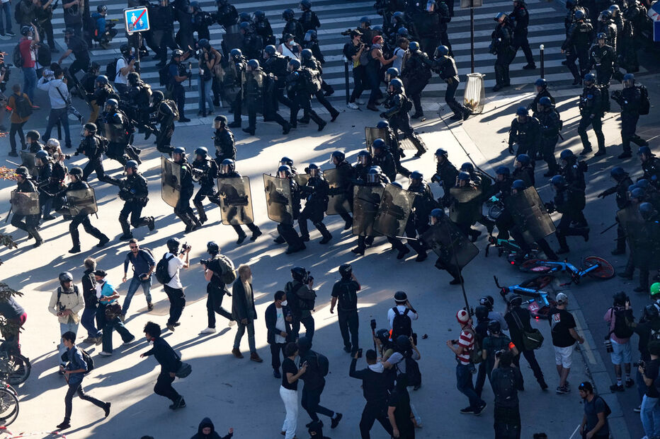 Manifestantes e polícias confrontam-se em Paris devido a medidas de austeridade