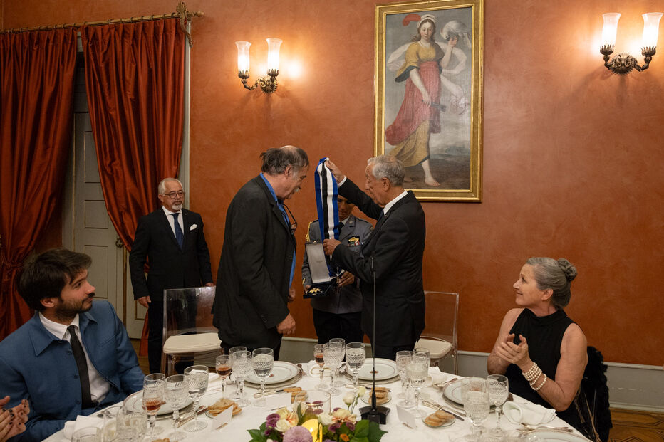 Marcelo Rebelo de Sousa entrega prémio a homenageado em Belém.
