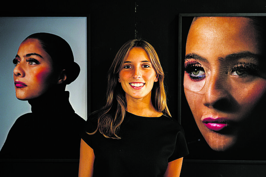 Carlota Costa Pessoa com duas das suas obras fotográficas