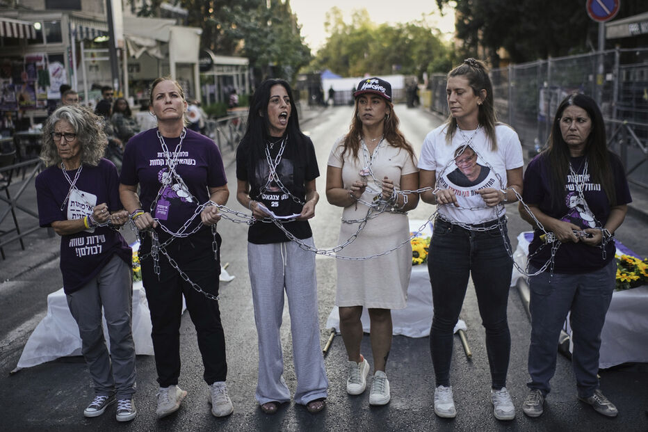 Mães de reféns protestam contra a guerra em Gaza, frente à residência de Netanyahu em Jerusalém