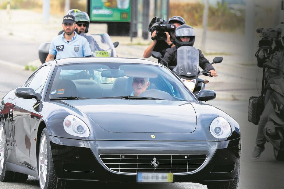 Mourinho a conduzir um Ferrari