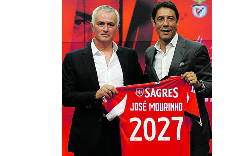 Acordo. Treinador e presidente com a camisola evocativa do contrato