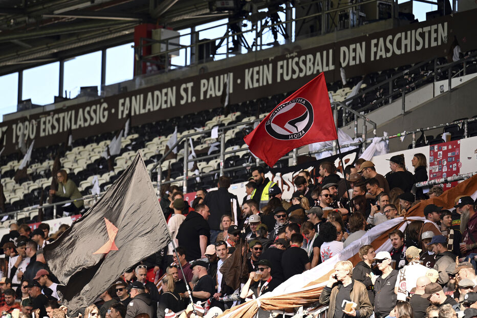 Adeptos do St. Pauli manifestam-se contra o fascismo no futebol