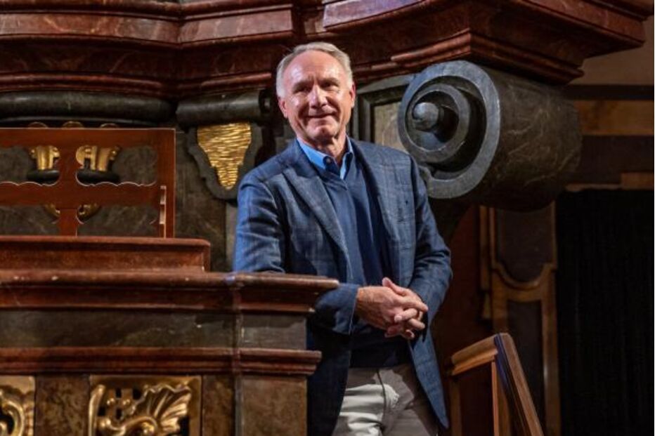 Dan Brown anuncia casamento com uma das suas quatro amantes