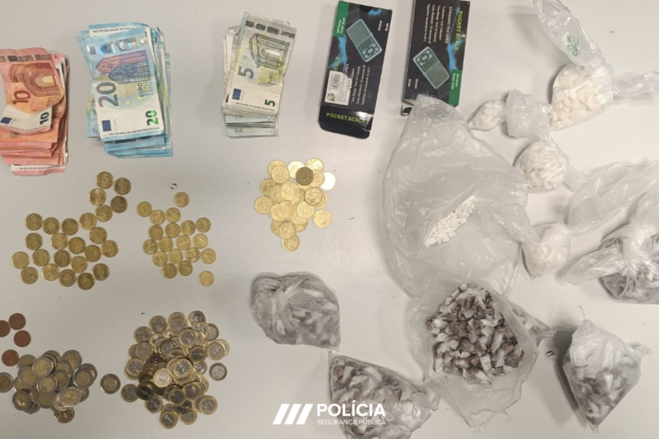 Apreensão de dinheiro e droga no Porto após detenções por tráfico