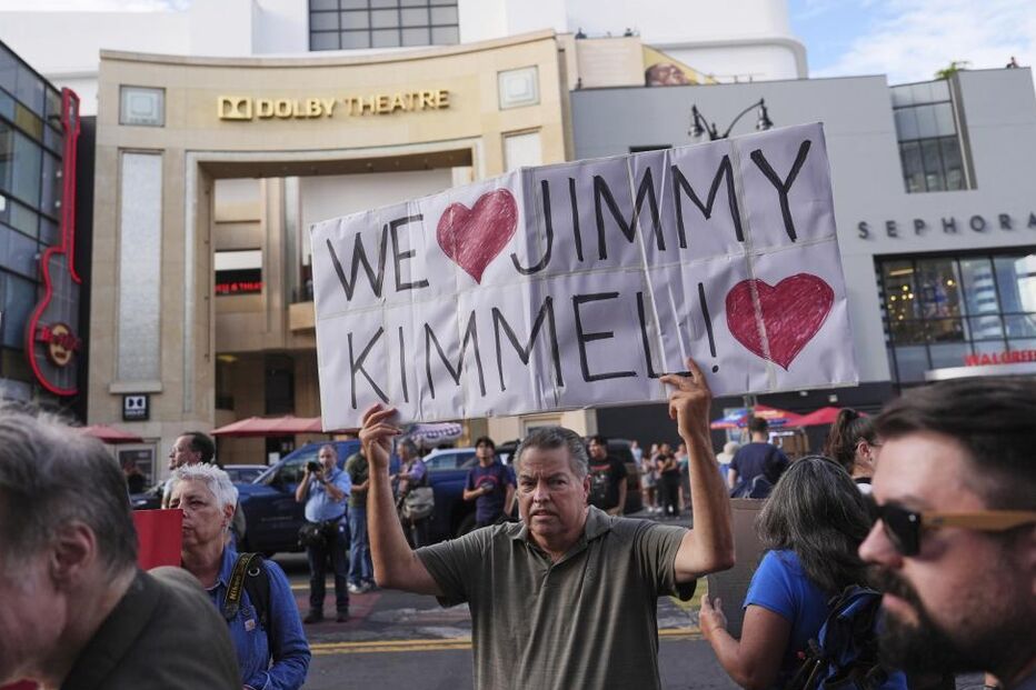 Fãs mostram apoio a Jimmy Kimmel em frente ao Dolby Theatre, em Los Angeles