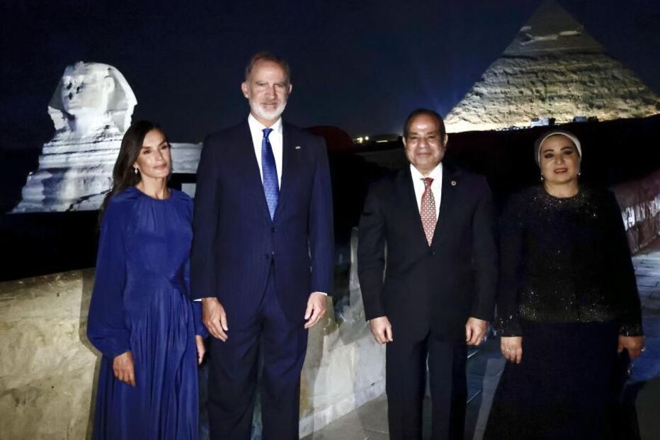 Felipe VI e Letizia com o presidente do Egito e a primeira-dama nas pirâmides de Guizé