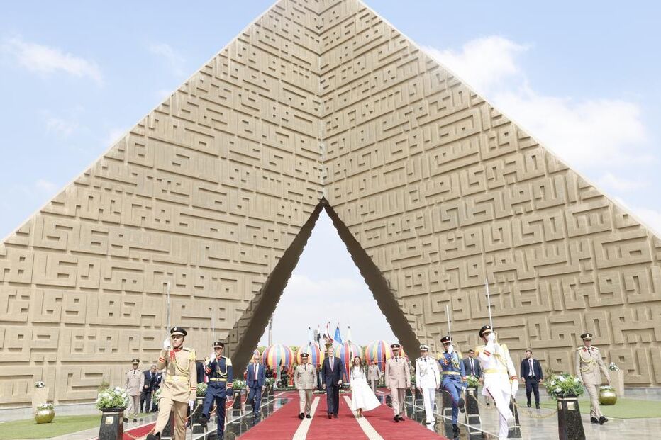 Letizia e Felipe VI no Egito com o presidente egípcio, em frente à pirâmide