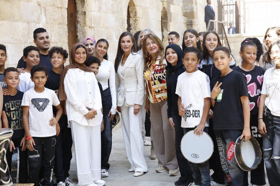 Rainha Letizia visita Fundação Sultão no Egito com grupo de jovens