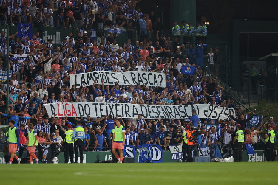 Adeptos do FC Porto exibem tarjas com mensagens sobre a liga e rivais