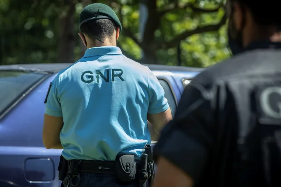 Agentes da GNR em patrulha para garantir a segurança pública