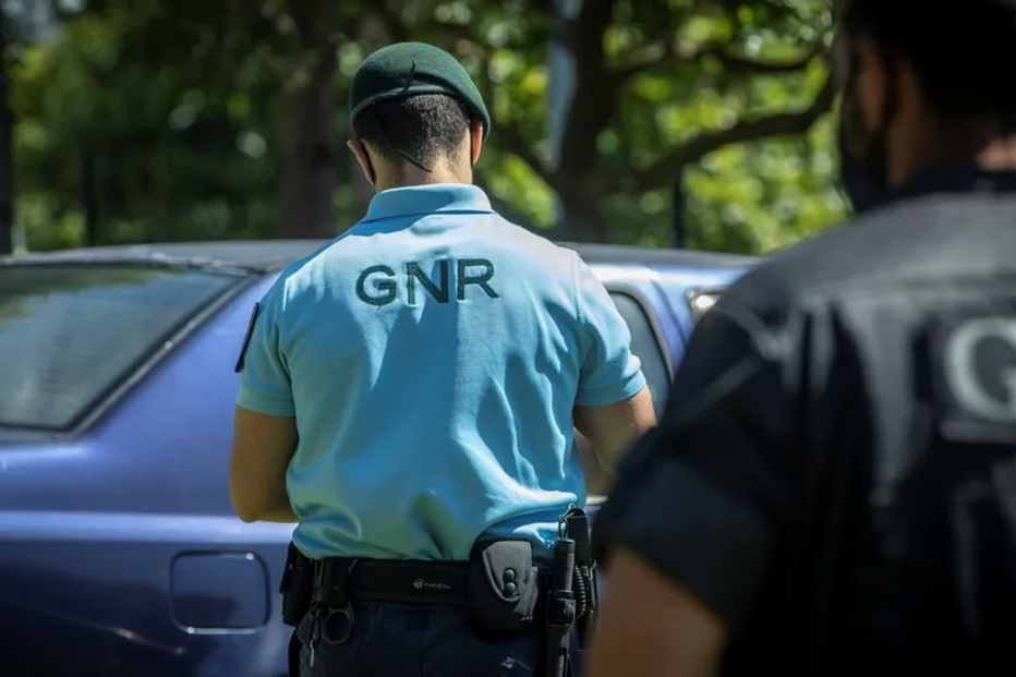 Agentes da GNR em patrulha para garantir a segurança pública