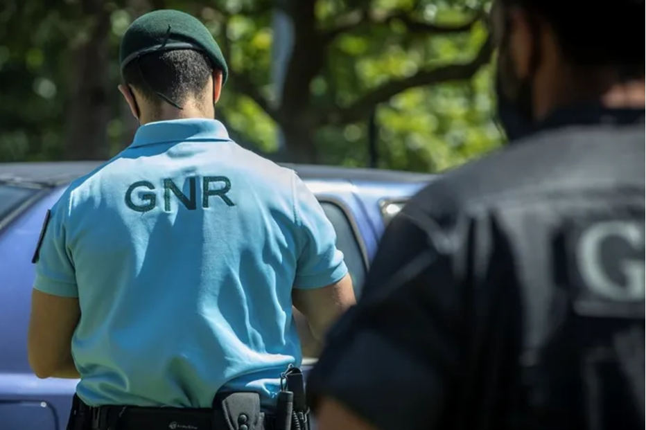 Agentes da GNR em patrulha para garantir a segurança pública