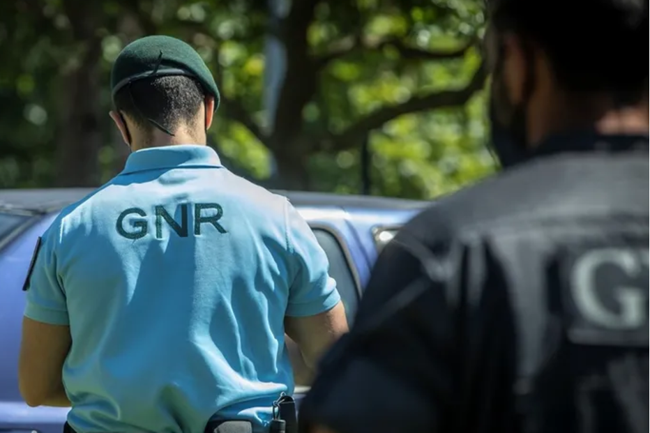 Agentes da GNR em patrulha para garantir a segurança pública