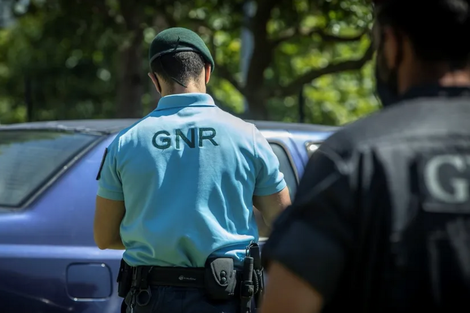 Agentes da GNR em patrulha para garantir a segurança pública