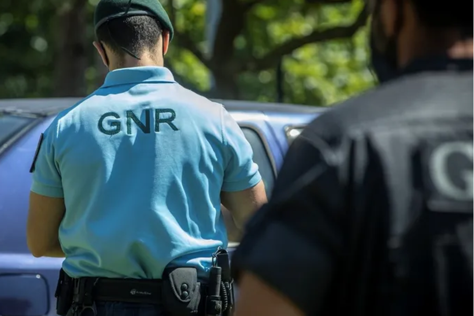 Agentes da GNR em patrulha para garantir a segurança pública