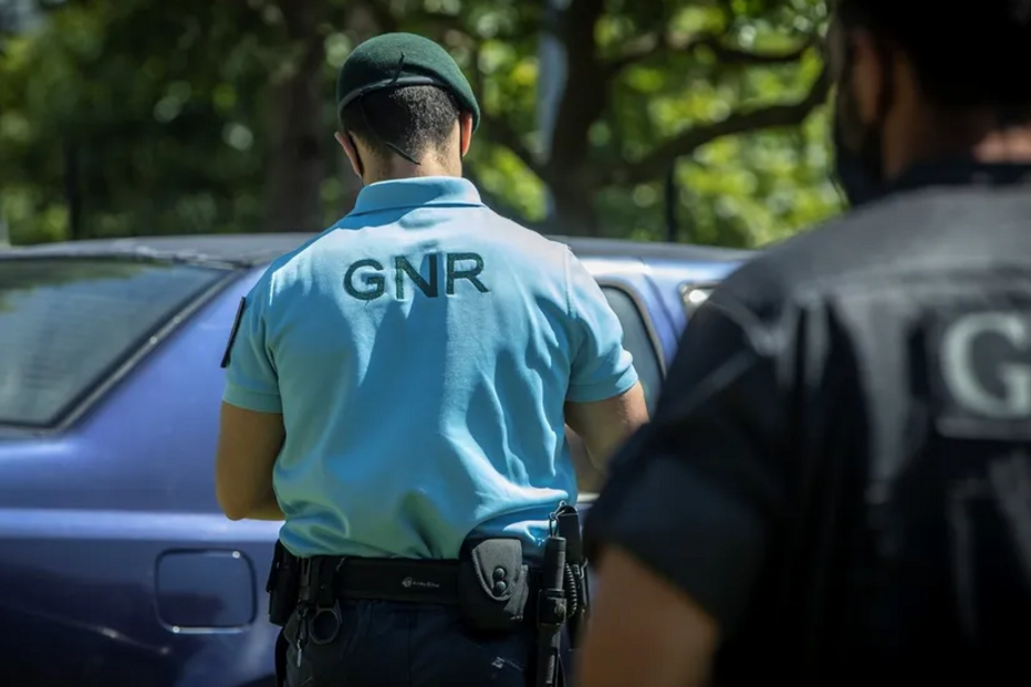 Agentes da GNR em patrulha para garantir a segurança pública