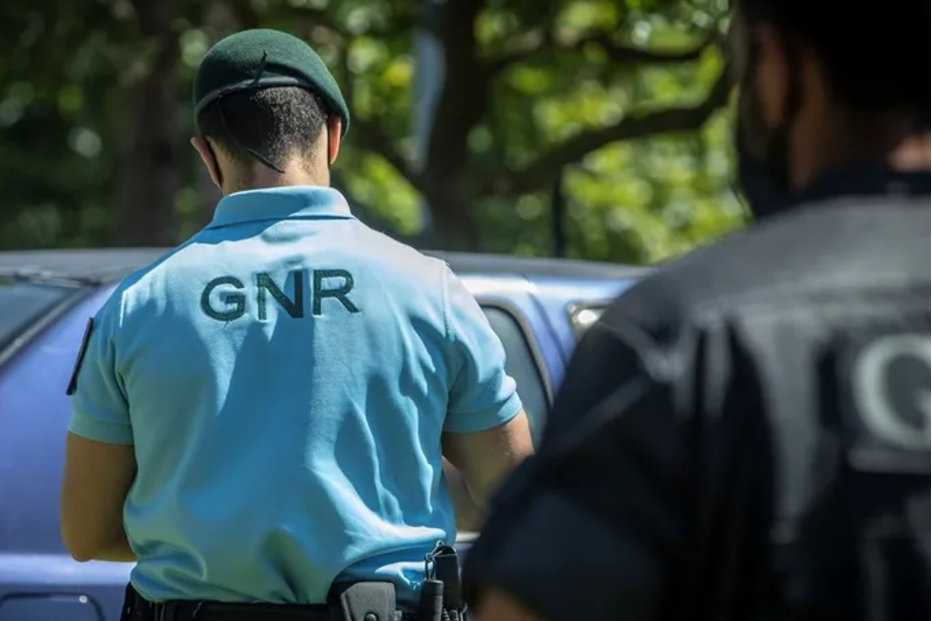Agentes da GNR em patrulha para garantir a segurança pública