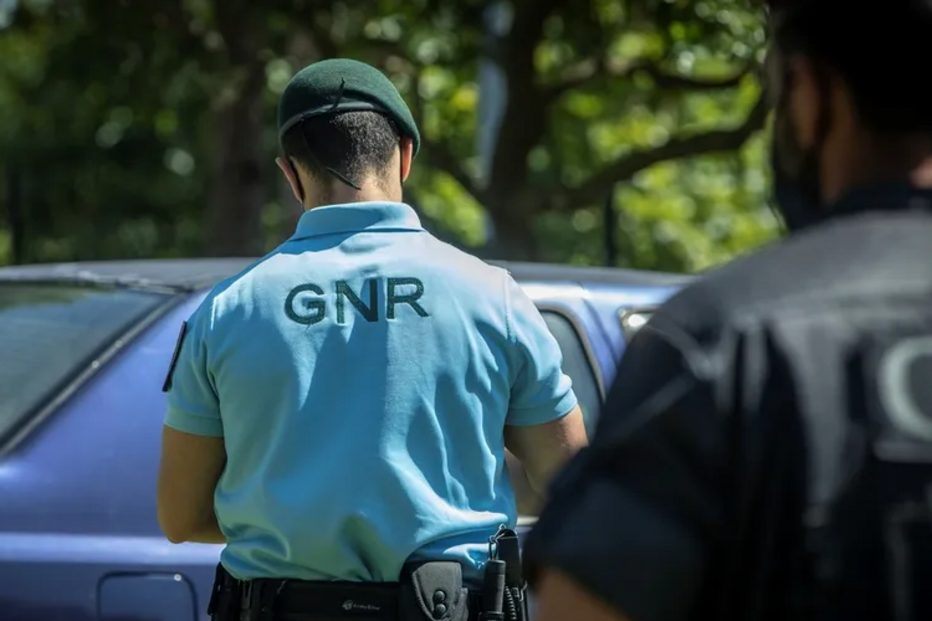 Agentes da GNR em patrulha para garantir a segurança pública