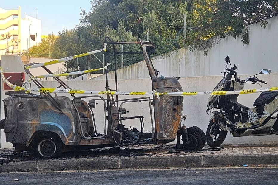 Tuk-tuk ficou totalmente destruído