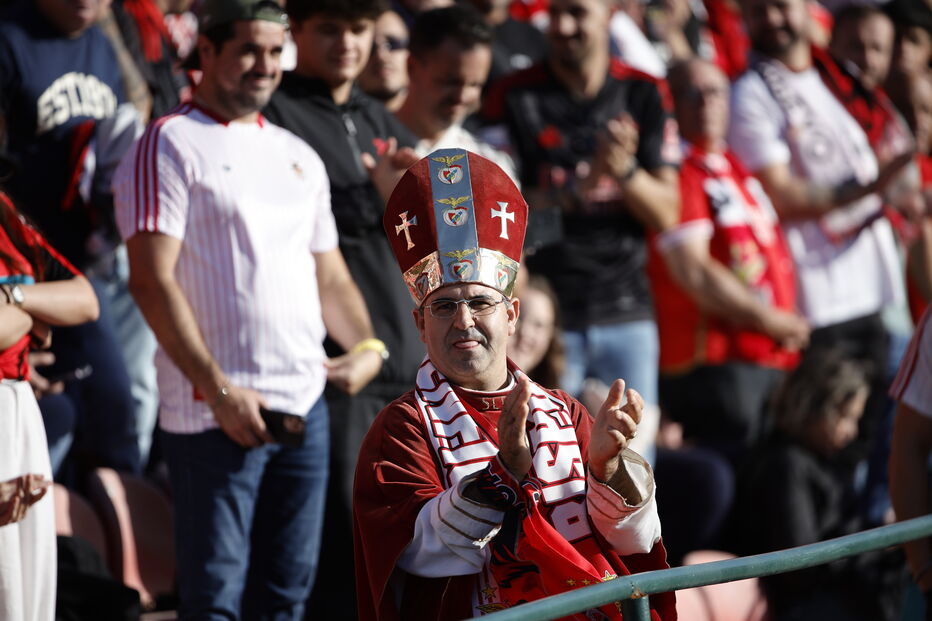 Benfiquista fantasiado de Papa no jogo AVS - Benfica, na Vila das Aves