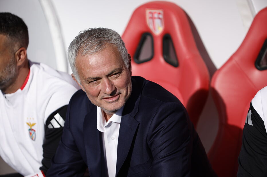 José Mourinho no banco do Benfica, no jogo contra o AVS na Vila das Aves