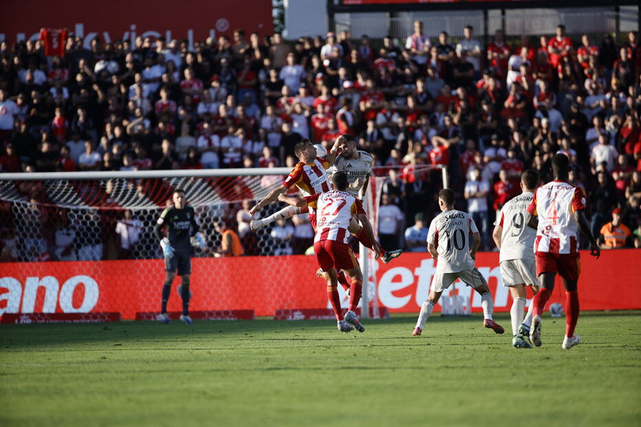 Jogo entre AVS e Benfica com Mourinho no banco