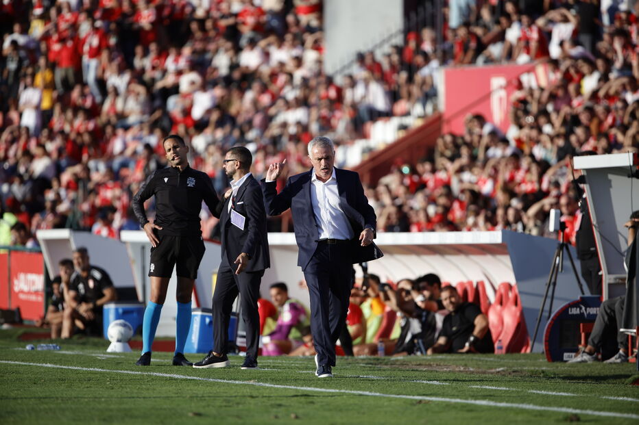 José Mourinho regressa ao banco do Benfica em jogo contra o AVS na Vila das Aves