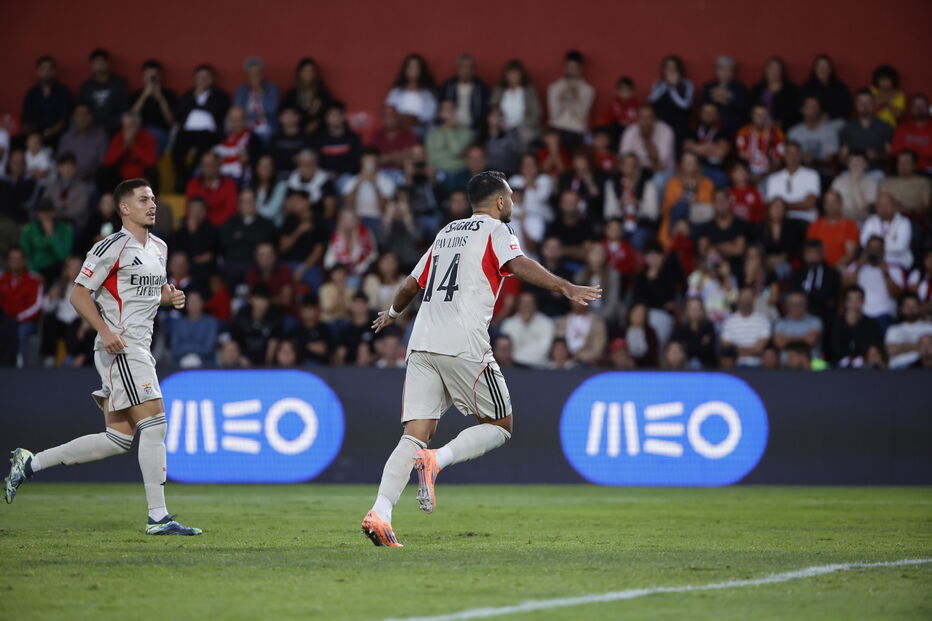 Pavlidis celebra golo no jogo AVS-Benfica, em Vila das Aves
