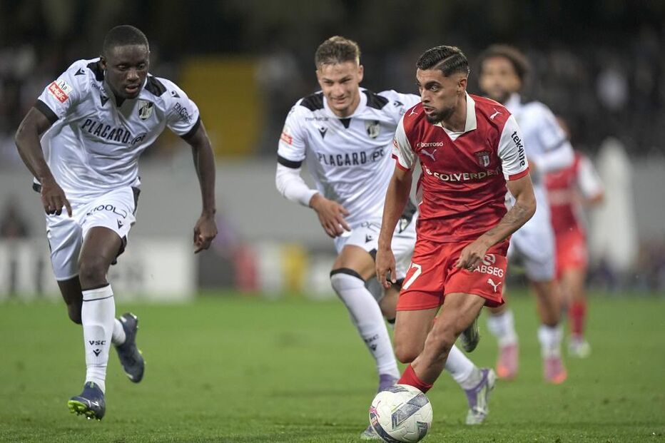 Dérbi minhoto termina empatado com golos de Fran Navarro e Mitrovic