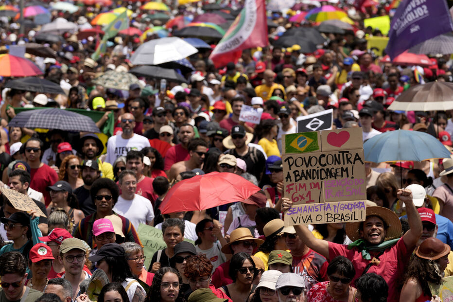 Milhares protestam no Brasil contra projeto de lei da imunidade parlamentar.

