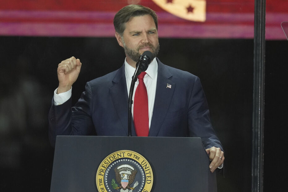 Trump e J.D Vance discursam em homenagem a Charlie Kirk, em Phoenix