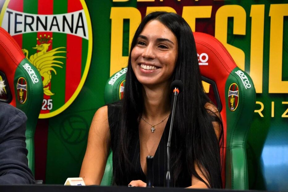 Mulher sorri em conferência de imprensa do Ternana, clube italiano
