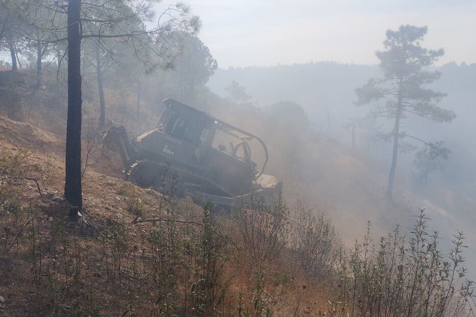 Exército apoia combate ao incêndio em Aljezur com retroescavadora.
