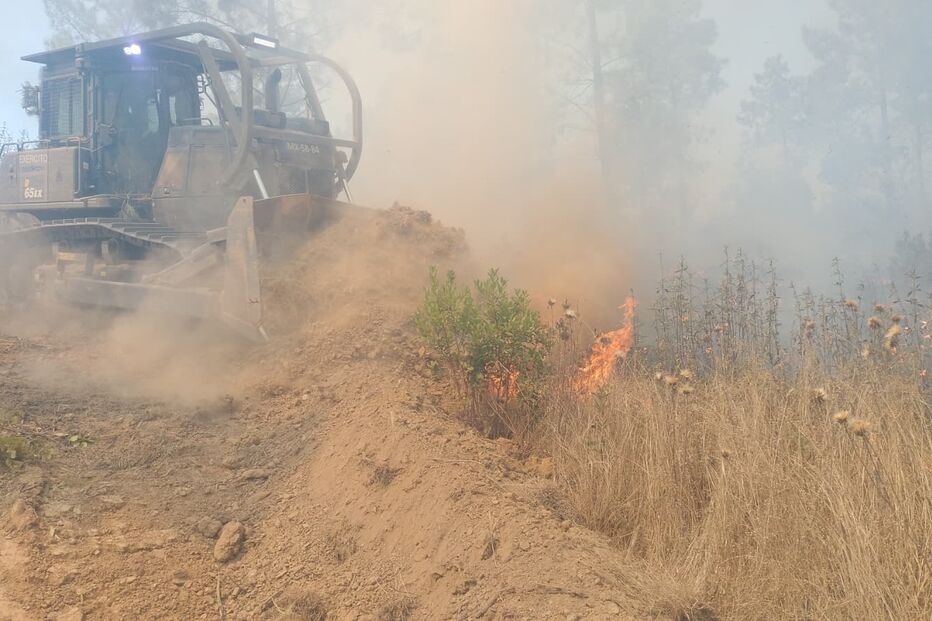 Exército combate fogo em Aljezur com máquina de rastos.
