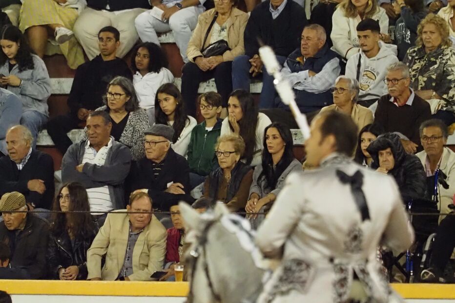 Pessoas assistem a cavaleiro tauromáquico em praça de touros